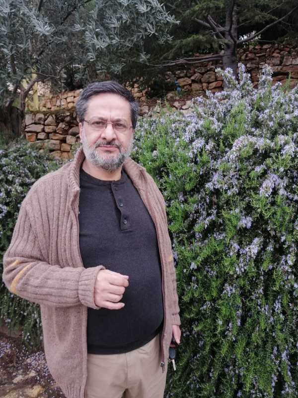 يا طلاب العالم  لكم الحق بالتمرد .