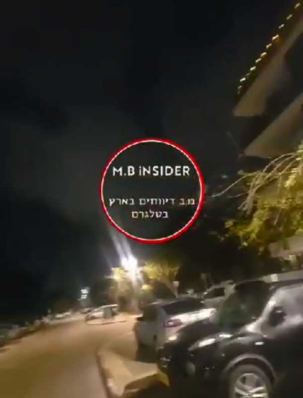 اندلاع حريق من جراء سقوط صاروخ في "تل أبيب" ونقل إصابات من مكان سقوط الصاروخ