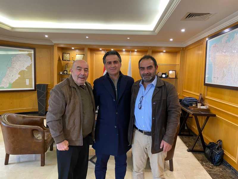 جرمانوس والمقداد زارا وزير الأشغال للمراجعة بموضوع إنهيار طريق عام المنيطرة التي تصل بلدتي أفقا والم جرمانوس والمقداد زارا وزير الأشغال للمراجعة بموضوع إنهيار طريق عام المنيطرة التي تصل بلدتي أفقا والم