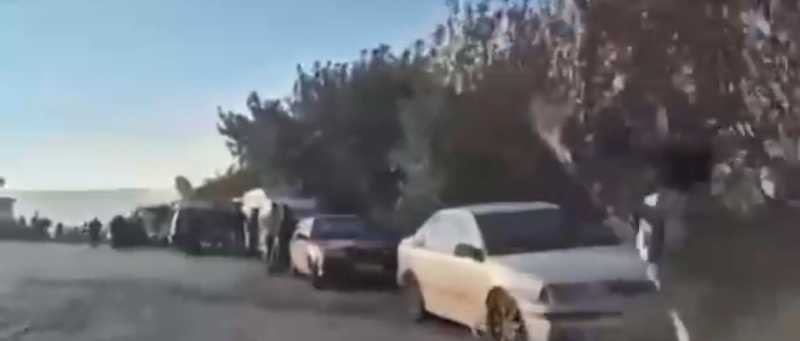 المشهد عند مدخل بلدة كفركلا ..  الجنوبيون يستعدون للدخول إلى قراهم التي يرفض جيش الاحتلال الانسحاب م