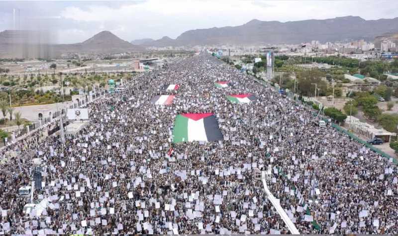 طوفان بشري بالعاصمة صنعاء في مسيرة “مع غزة وفلسطين.. في مواجهة القتلة والمستكبرين”