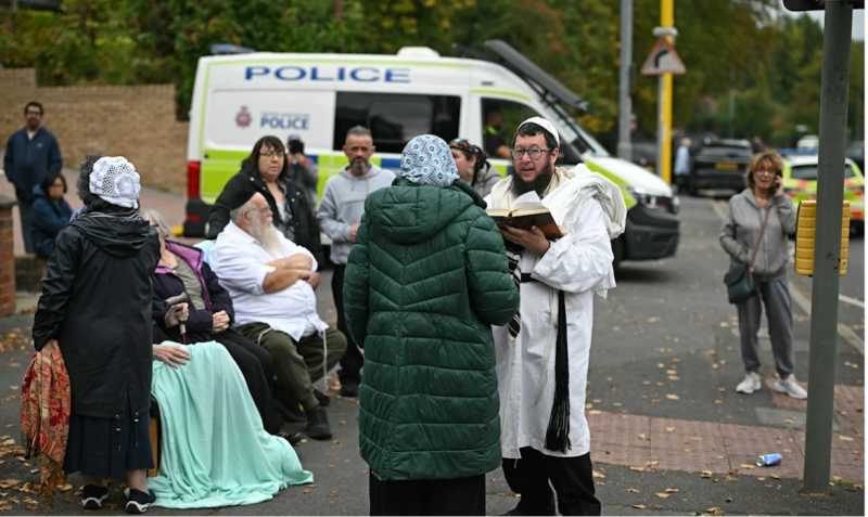 مقتل شخصين في هجوم أمام كنيس يهودي في مانشستر مقتل شخصين في هجوم أمام كنيس يهودي في مانشستر