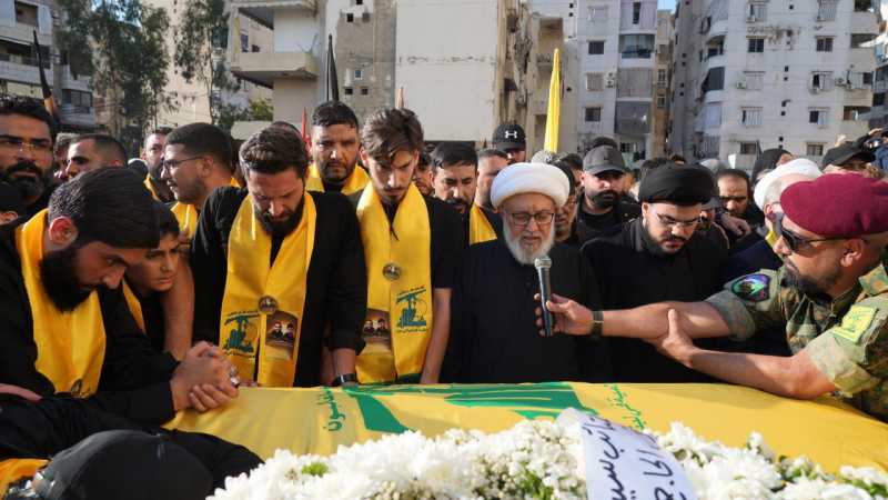 حزب الله شيّع الشهيدين السعيدين الحاج حسين خليل ونجله مهدي خليل في روضة جنة الزهراء (ع) في الكفاءات.