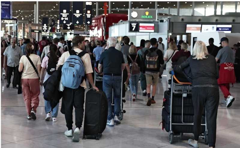 إضراب يُربك حركة الطيران في فرنسا... و«ميدل إيست» تلغي رحلة باريس