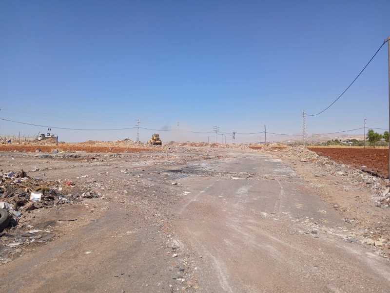 بلدية علي النهري تتحرك سريعًا ضبط مخالفين وإزالة مكب عشوائي على مدخل البلدة