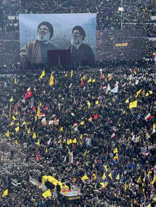 آسر القلوب... رجاءا لا تقولوا لماذا يبكي الرجال عليه... يوم التشييع العظيم لن ينسى.. اضاءة من الاعلا