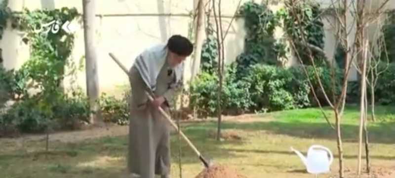 قائد الثورة الإسلامية الإمام السيد علي الخامنئي يغرس شتلة في باحة مكتبه بمناسبة اليوم الوطني للشجرة 