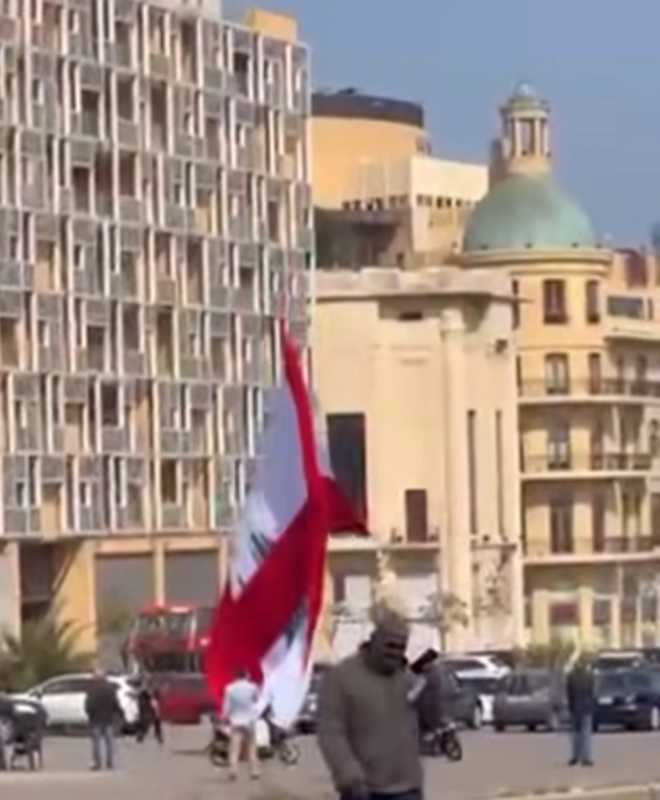 ازالة العلم اللبناني المشطوب من ساحة الشهداء بعد توسّع الحملة الرافضة لتشويه العلم الوطني بهدف الترو