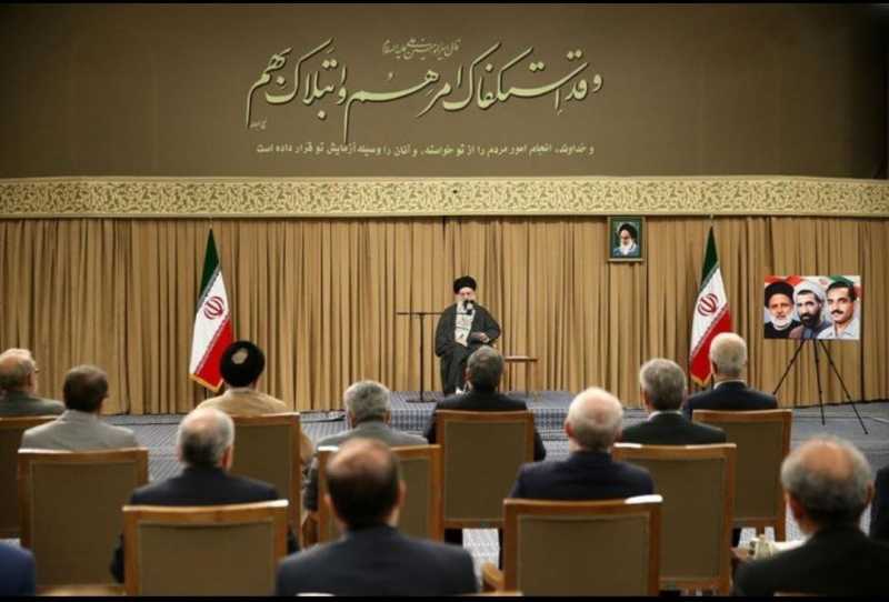 الإمام السيد علي الخامنئي بعد لقائه الرئيس الإيراني مسعود بزشكيان وأعضاء الحكومة