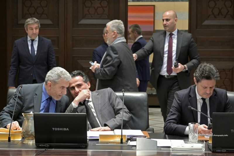 وزراء المقاومة الدكتور علي حمية والدكتور مصطفى بيرم يتشاورا خلال جلسة مجلس الوزراء