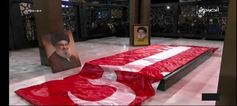 راية سيد الشهداء الامام الحسين عليه السلام تتوسد ضريح سيد شهداء الامة بالبركة