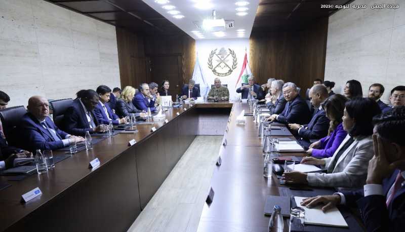 استقبل قائد الجيش العماد رودولف هيكل في مكتبه في اليرزة وفدًا من سفراء الدول الخمس عشرة الأعضاء وممث