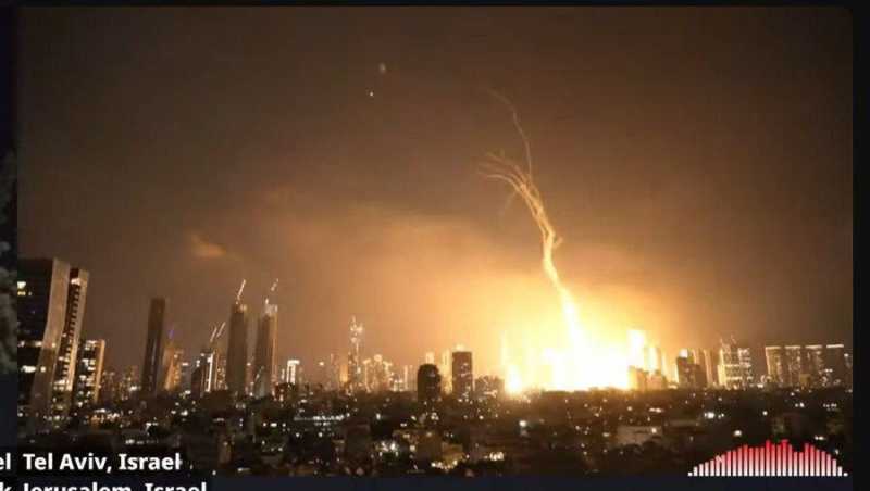 الدخان يتصاعد في تل أبيب بعد سقوط صاروخ باليستي