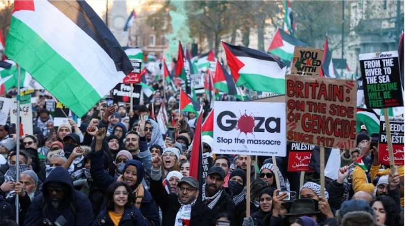 سفينة للشقيقة العربية السعودية تحمل أسلحة ثقيلة لجيش الابادة الإسرائيلي الارهابي اكتشفها ناشطون في م