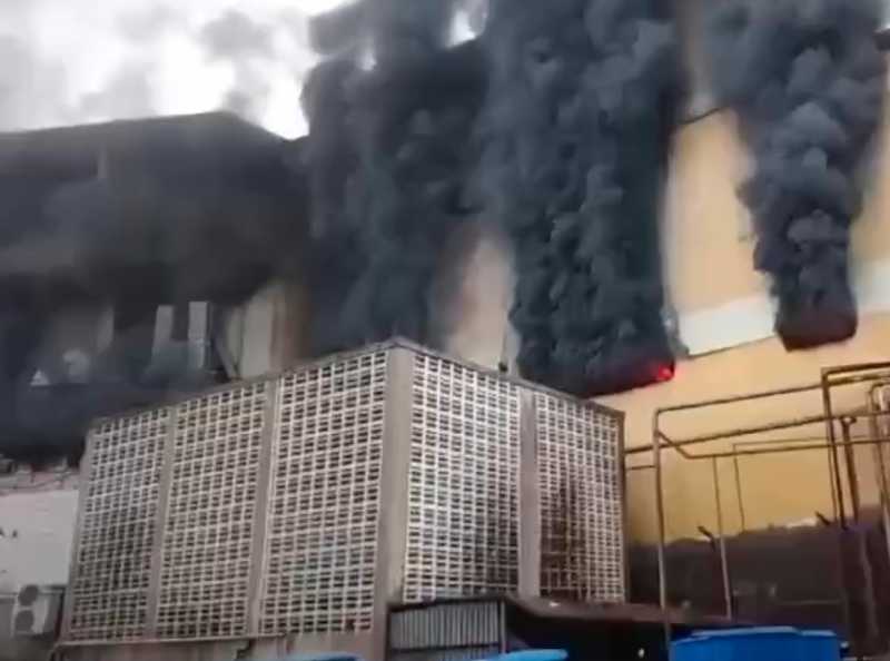 بالفيديو  حريق داخل معمل اقمشة في ⁧ الشويفات⁩ مقابل غندور