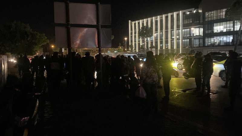 مباشر من امام مدخل المطار