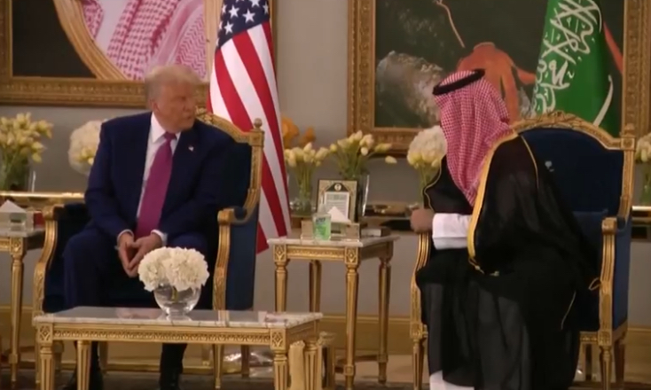 ولي العهد السعودي "محمد بن سلمان" يستقبل الرئيس الأمريكي "دونالد ترامب" على أرض 