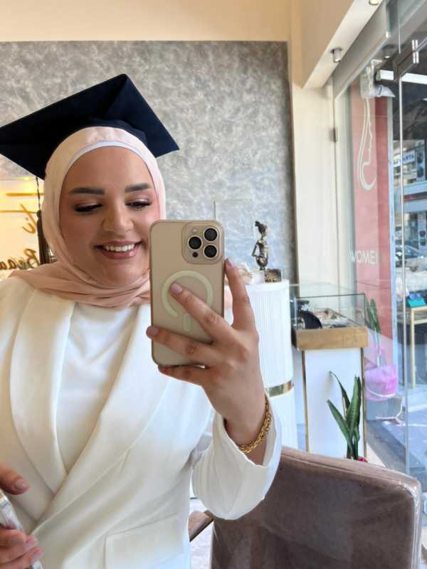 ألف مبروك لزينب وسام حاريصه نيلها درجة الماجستير في إدارة الموارد البشرية من جامعة LIU.