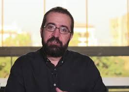 الصحافي والكاتب حسن عليق