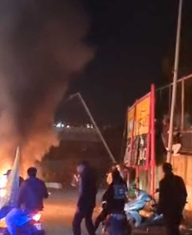 قناة المنار عناصر فوضوية وغير منضبطة تقوم بإحداث فوضى مشبوهة الأهداف على طريق المطار تشمل قطع للطريق