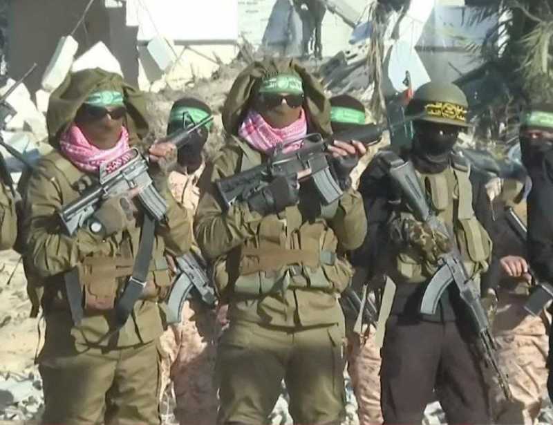 المقــاومة الفلسـ.ـطينية تسلّم 3 أسرى "إسرائيليين" في خان يونس