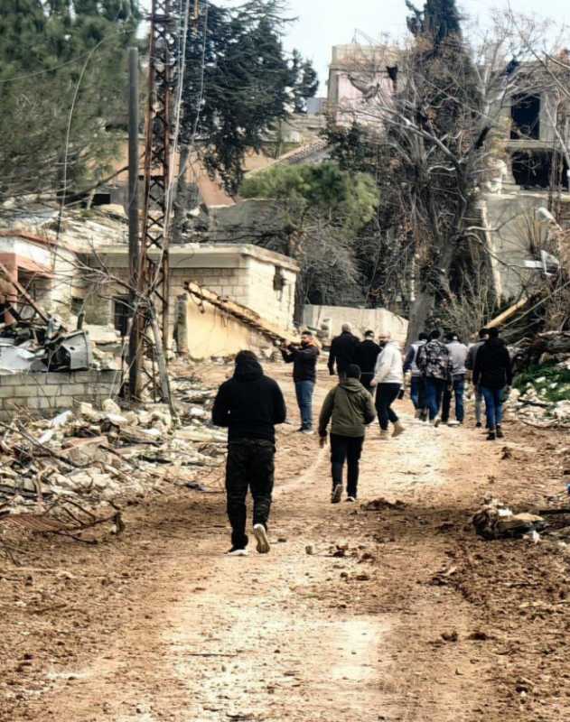 أهالي بلدة حولا يتقدّمون إلى داخل البلدة
