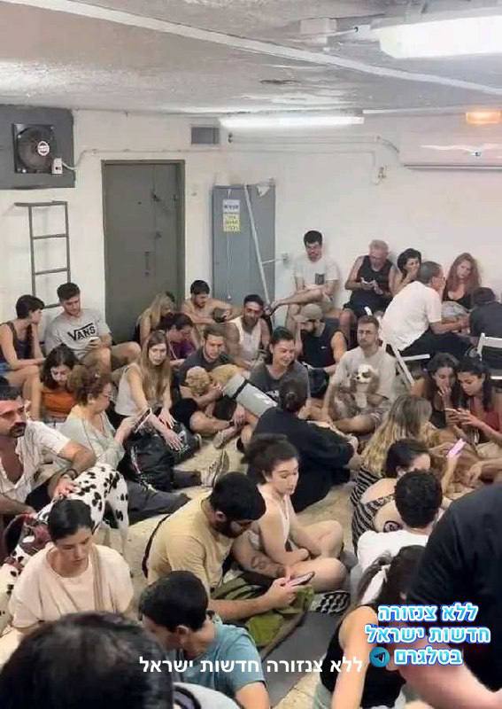 بالصورة   من داخل أحد الملاجئ، حيث يختبئ المستوطنون منذ ساعات خوفًا من هجوم إيراني