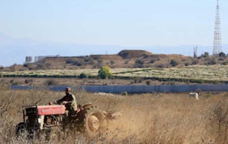أهالي عيترون يلامسون ترابها أهالي عيترون يلامسون ترابها