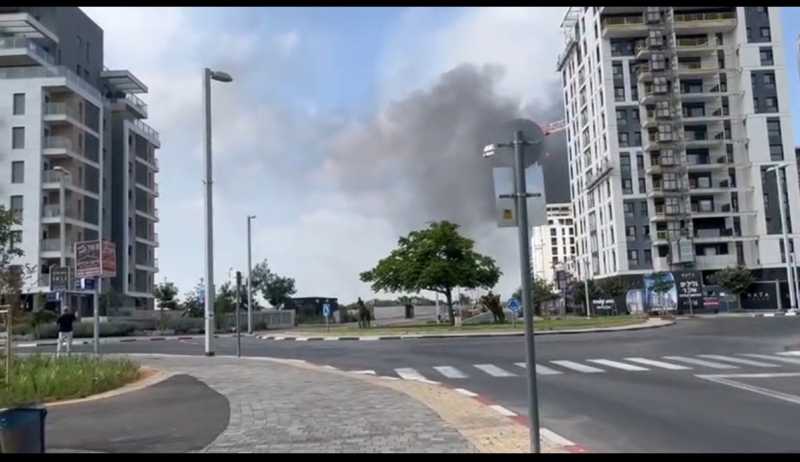 دفعة من الصواريخ الإيرانية وصلت الى الكيان الغاصب واصابت مبان في تل ابيب الكبرى