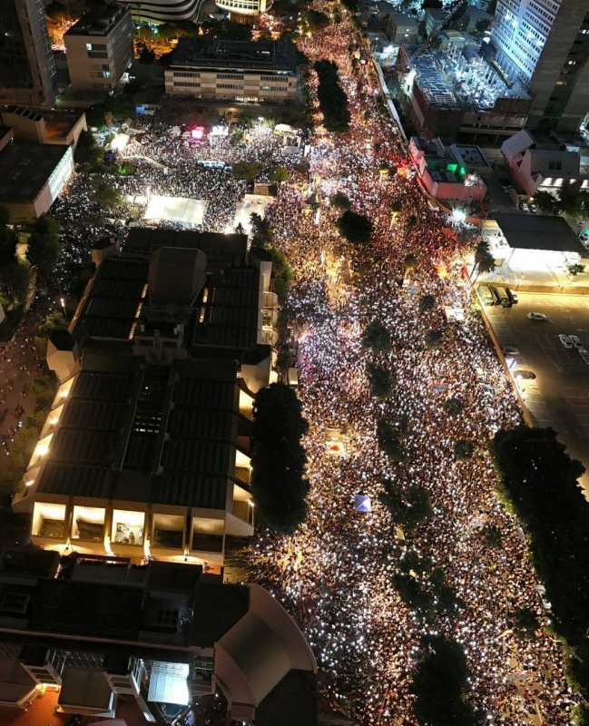  القناة 12 العبرية   تل أبيب هذه الليلة للمطالبة بصفقة تبادل ووقف الحرب على غزة. 