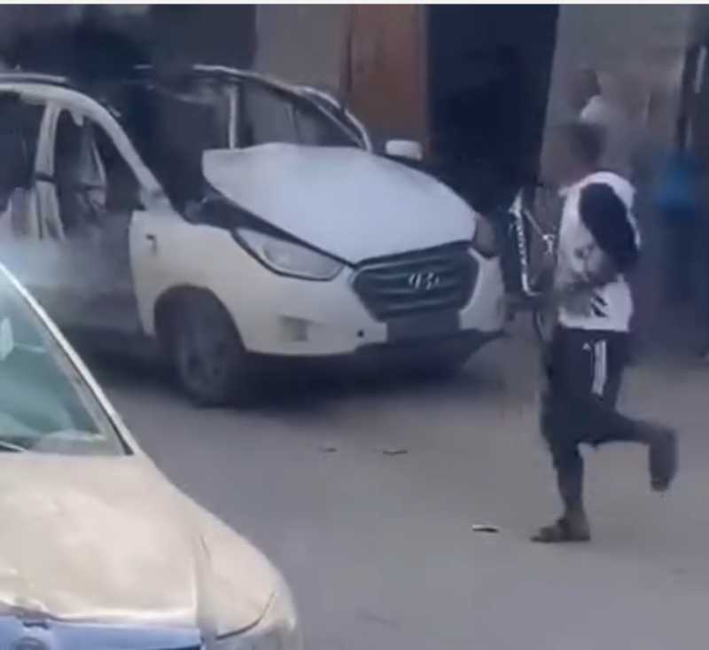فيديو   مشاهد قاسية بعد قصف الاحتلال عائلة داخل مركبة مدنية في عبسان شرق خانيونس.