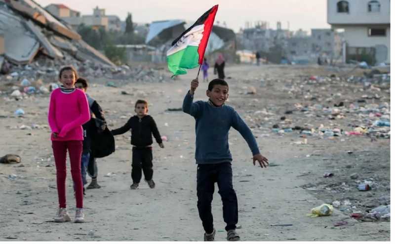 الغزيون يبدأون الاحتفالات رغم تأخر دخول اتفاق وقف إطلاق النار حيّز التنفيذ