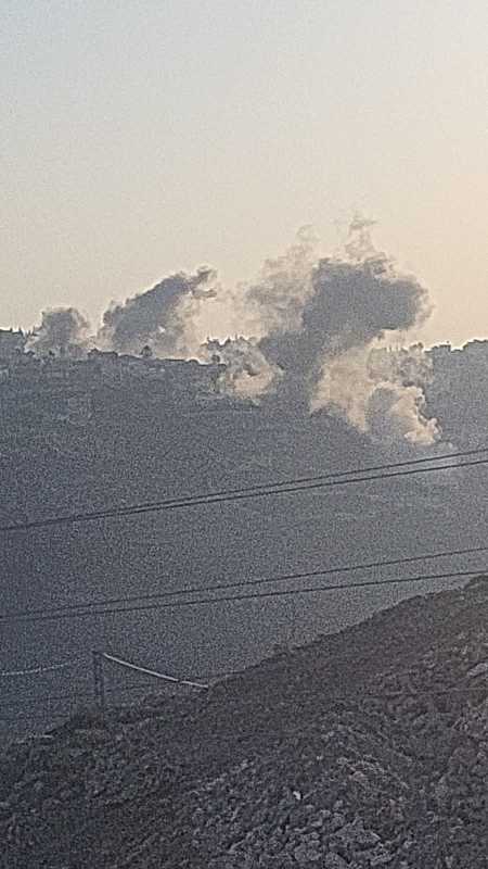 جيش الابادة الإسرائيلي الارهابي يهدد مبان سكنية مدنية في بلدتي عيناثا وطيرفلساي في جنوب لبنان