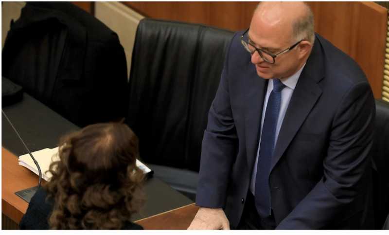 تضارب مصالح في «الاتصالات» الوزير يملك شركتين لتوزيع الإنترنت