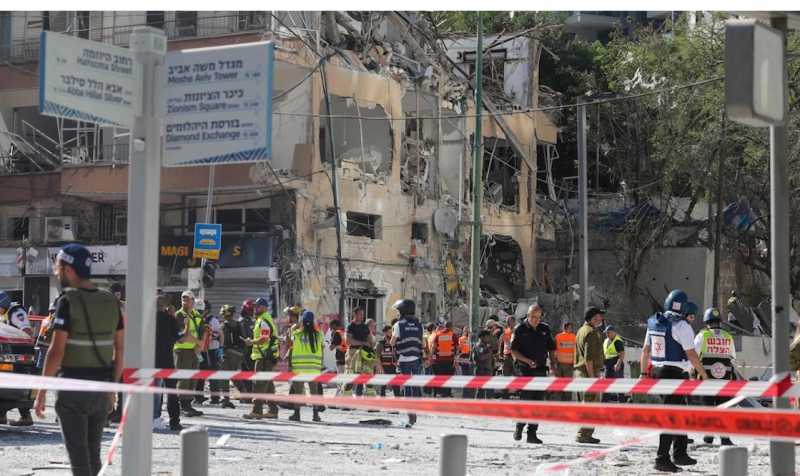 الادميرال علي شمخاني للإمام الخامنئي والشعب الايراني فجر النصر قريب واسم ايران سيظل يتلألأ على قمم ا