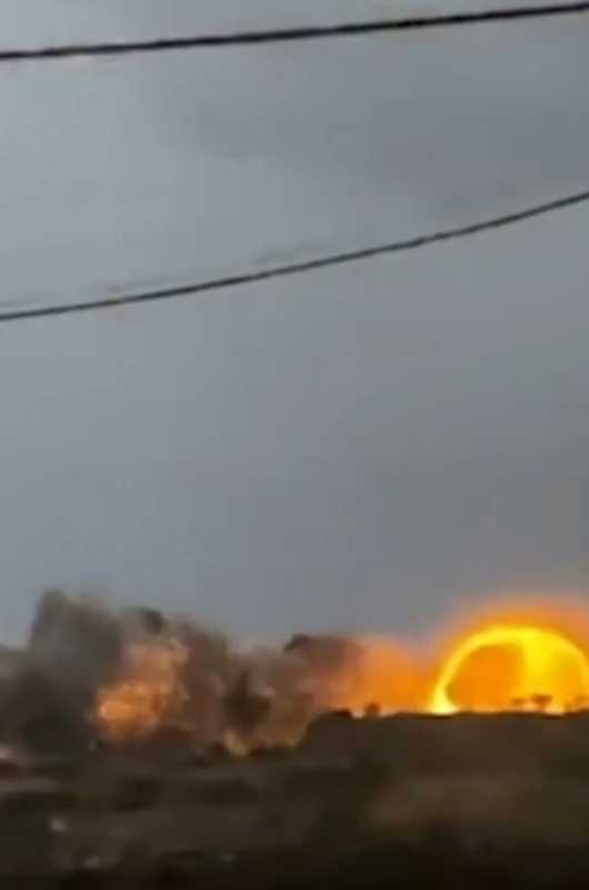 "جيش" الاحتلال ينسف مبنى مستشفى الصداقة التركي لمرضى السرطان وسط قطاع غزة.