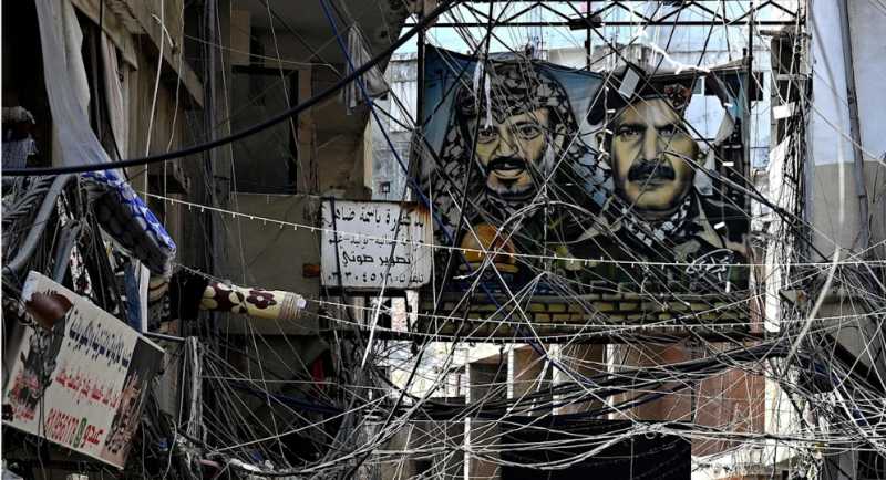 نصف الفلسطينيين هربوا من «جحيم» لبنان   اللاجئون لعباس «نحن هنا»