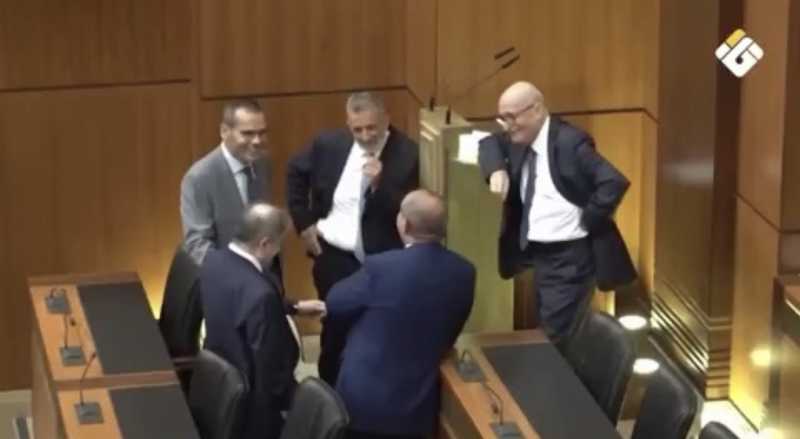 “ابو عمر وكشف أسعار السياسيين اللبنانيين هل تُشترى الدولة بالدولارات؟"