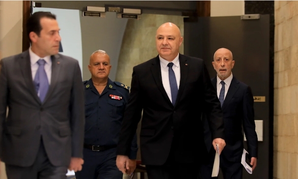 عون قد نعيد النظر في رواتب القطاع العام