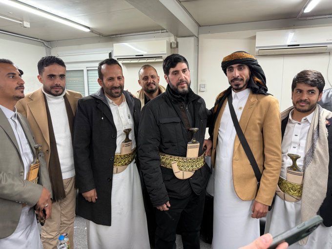 بالصورة من يمن العروبة والشرف والكرامة الى درع سيد شهداء الامة السيّد حسن نصرالله (قده) الحاج ابو عل