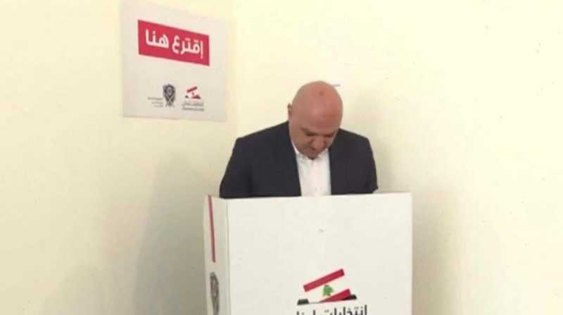 أدلى رئيس الجمهورية العماد جوزاف عون بصوته في بلدتهالعيشية لإنتخاب مختار بعد فوز البلدية بالتزكية.
