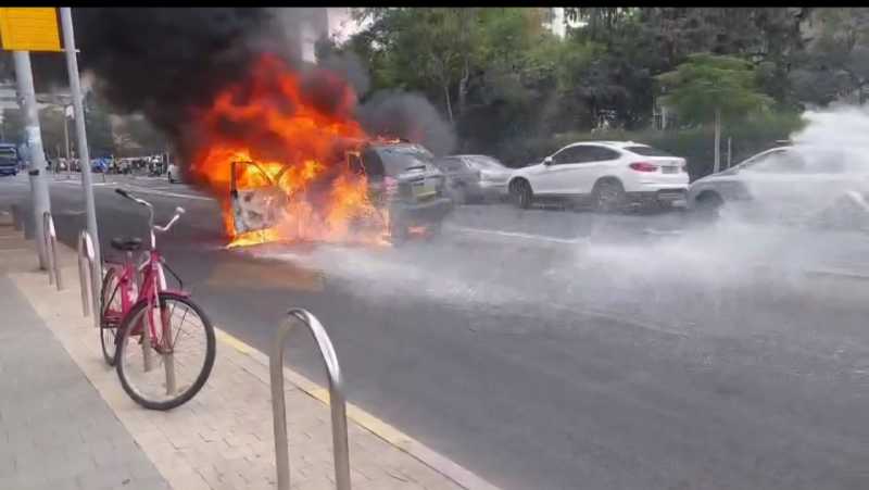 اعلام العدو الاسرائيلي الارهابي  مصاب إثر انفجار سيارة في شارع لاغوارديا في تل أبيب