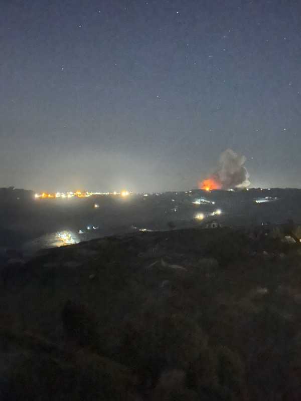 القناة 12 الإسرائيلية إصابة ضابط وجندي إثر تعرض مركبة لانفجار عبوة ناسفة خلال نشاط روتيني في جنوب لب