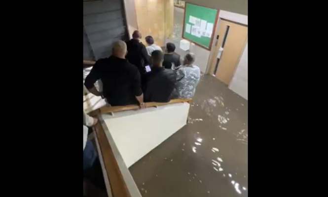 دخول مياه الأمطار إلى مبنى وزارة العمل ومحاصرة الموظفين والمراجعين