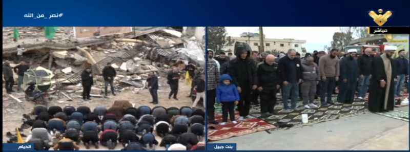 ابناء القرى الحدودية الجنوبية اللبنانية يؤدون صلاة الظهر على طرقات بلداتهم على بعد امتار من قوات الع