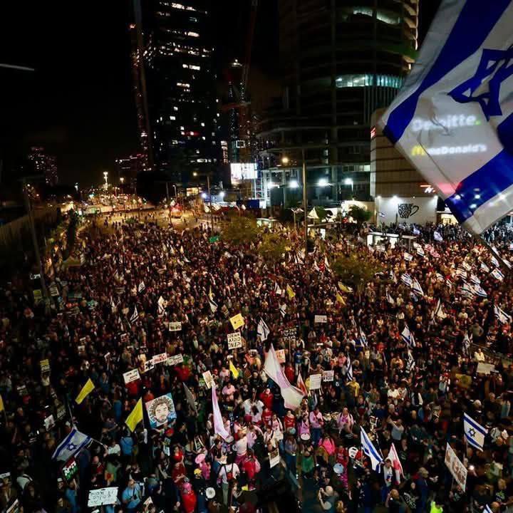 بالصور   تظاهرات حاشدة للمستوطنين في كيان العدو  للمطالبة بوقف الحرب وإبرام صفقة تبادل أسرى شاملة