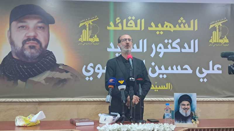 إبراهيم الموسوي خلال تشييع الشهيد علي نور الدين الموسوي دماؤنا وتضحياتنا فخرٌ للإنسانية جمعاء