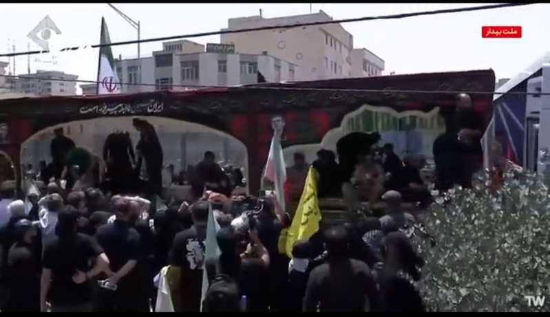 "لبيك خامنئي".. طهران تودّع 60 شهـ..ـيدًا في تشييع مهيب