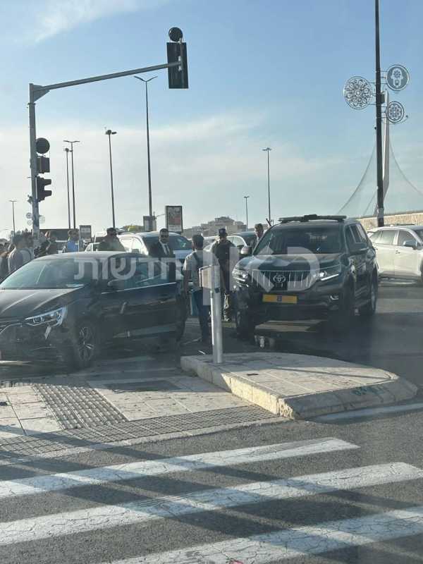 هيئة البث الإسرائيلية موكب رئيس الوزراء الإسرائيلي بنيامين نتنياهو تعرض لحادث سير امام مكتب نتنياهو