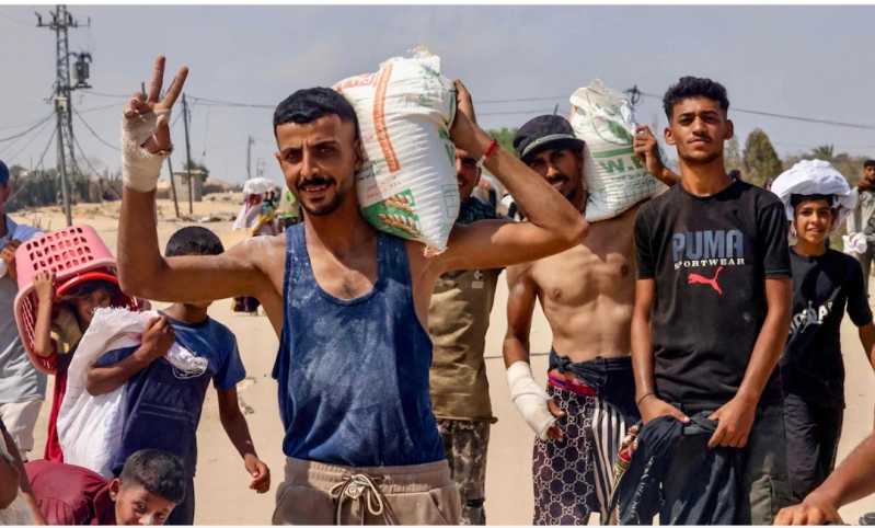 الفلسطينيون يشترون المؤونة بـ«الملعقة»